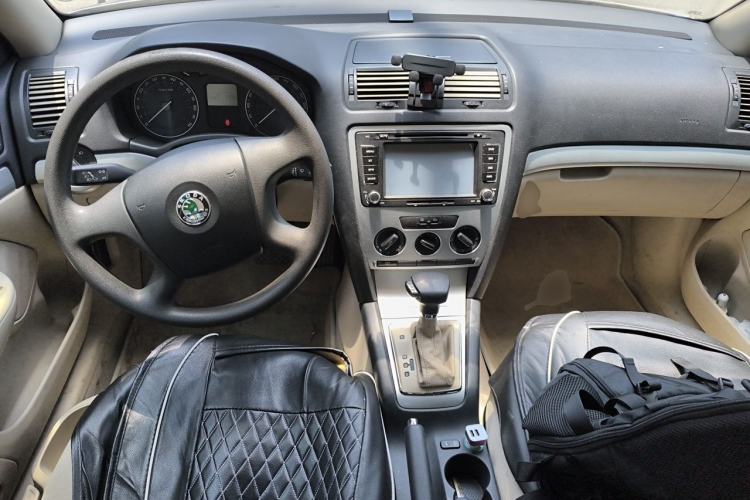 Used Skoda Octavia 2009 1.6L Automatic Eado Model Center Console