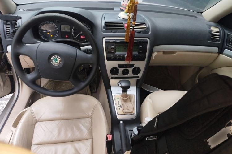 Used Skoda Octavia 2009 1.6L Automatic Elegance Edition Center Console
