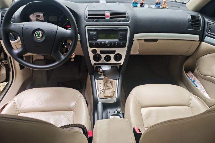 Used Skoda Octavia 2009 1.6L Automatic Elegance Edition Center Console