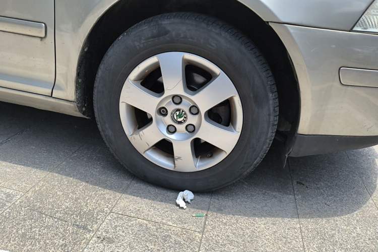 Used Skoda Octavia 2009 1.6L Automatic Eado Model Right Front Wheel Hub