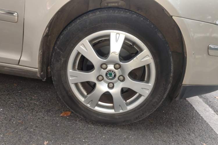 Used Skoda Octavia 2009 1.6L Automatic Elegance Edition Right Front Wheel Hub