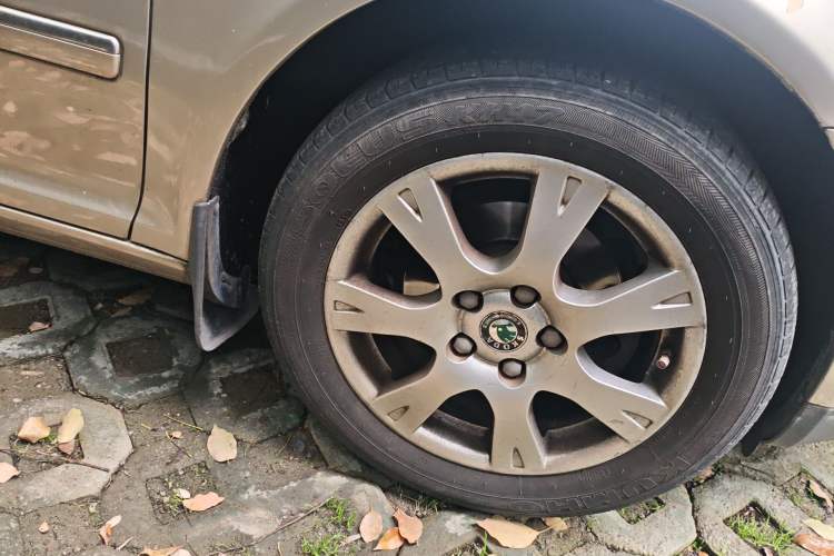 Used Skoda Octavia 2009 1.6L Automatic Elegance Edition Right Front Wheel Hub