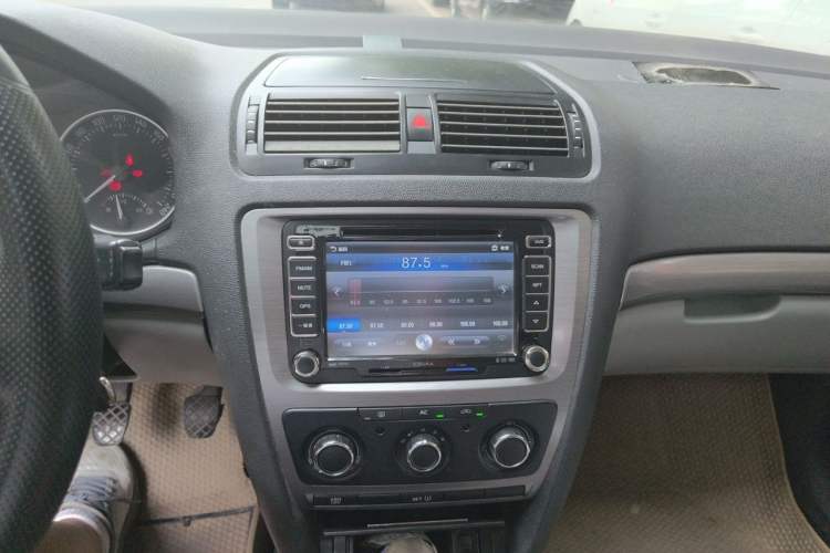 Used Skoda Octavia 2010 1.6L Manual - Yijun Version Audio And AC Panel