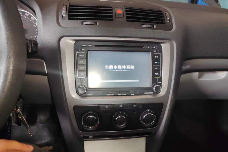 Used Skoda Octavia 2010 1.6L Manual Eado Edition Audio And AC Panel