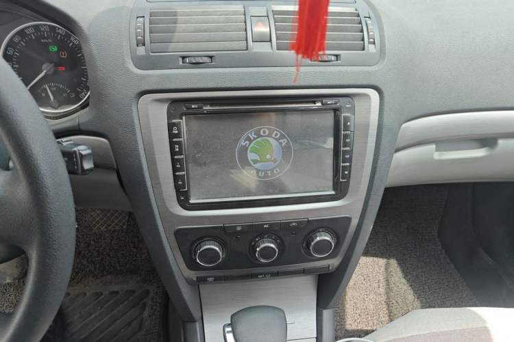 Used Skoda Octavia 2010 1.6L Automatic Yijun Edition Audio And AC Panel