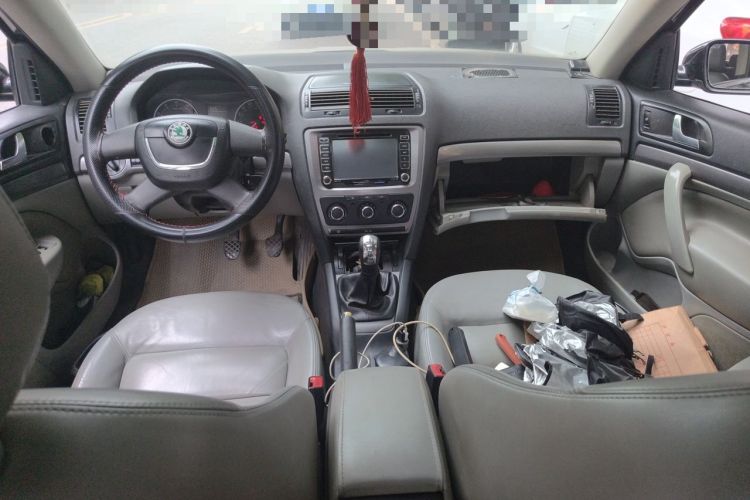 Used Skoda Octavia 2010 1.6L Manual - Yijun Version Center Console