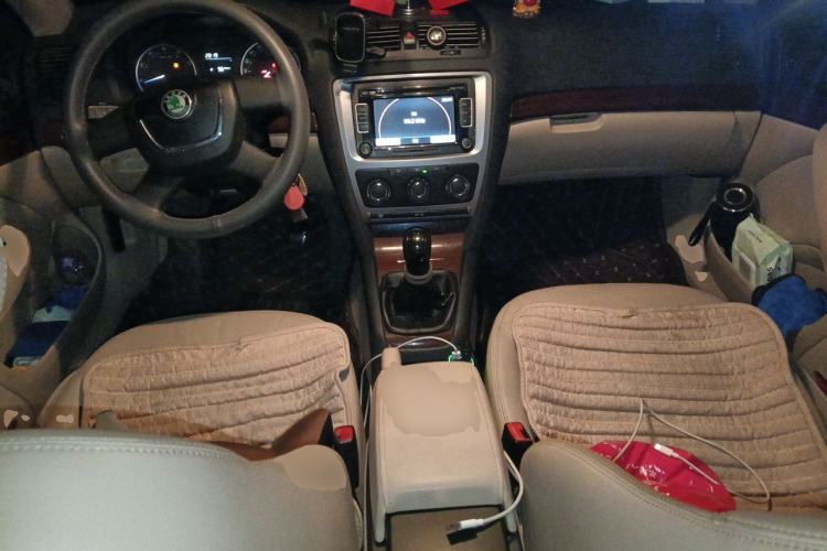 Used Skoda Octavia 2010 1.6L Manual - Yijun Version Center Console