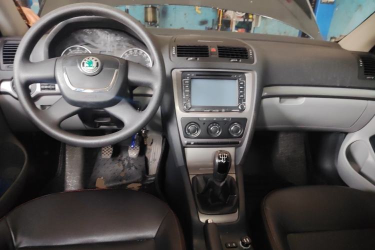 Used Skoda Octavia 2010 1.6L Manual Eado Edition Center Console