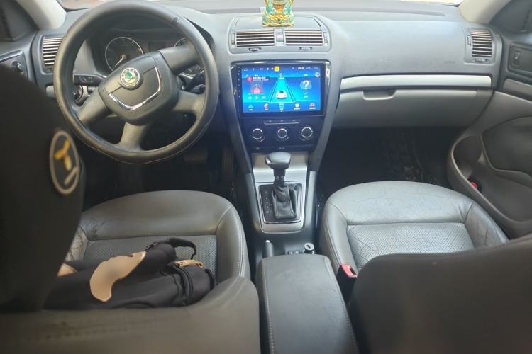 Used Skoda Octavia 2010 1.6L Automatic Eado Edition Center Console