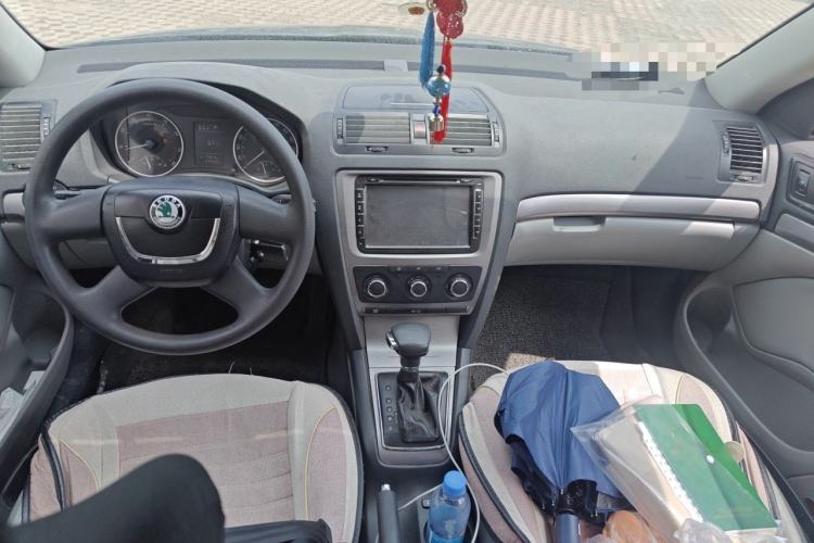 Used Skoda Octavia 2010 1.6L Automatic Yijun Edition Center Console
