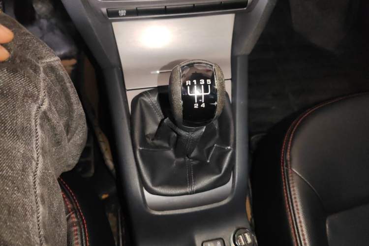 Used Skoda Octavia 2010 1.6L Manual Eado Edition Gear Lever