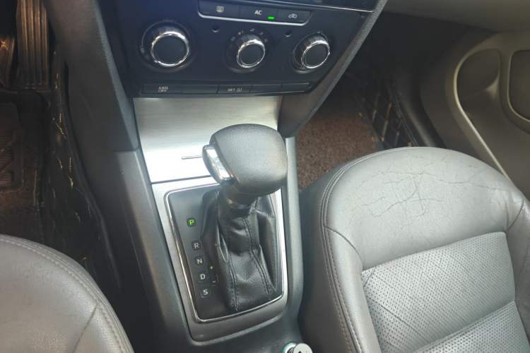 Used Skoda Octavia 2010 1.6L Automatic Eado Edition Gear Lever