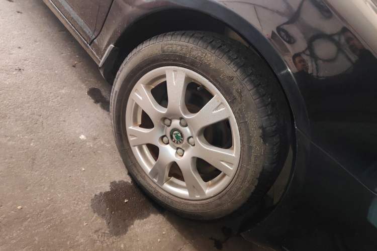 Used Skoda Octavia 2010 1.6L Manual Eado Edition Right Front Wheel Hub
