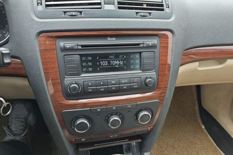 Used Skoda Octavia 2010 1.8TSI DSG Yijun Edition Audio And AC Panel