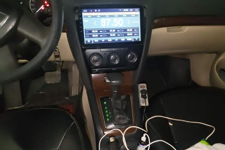 Used Skoda Octavia 2010 1.6L Automatic Yijun Edition Audio And AC Panel
