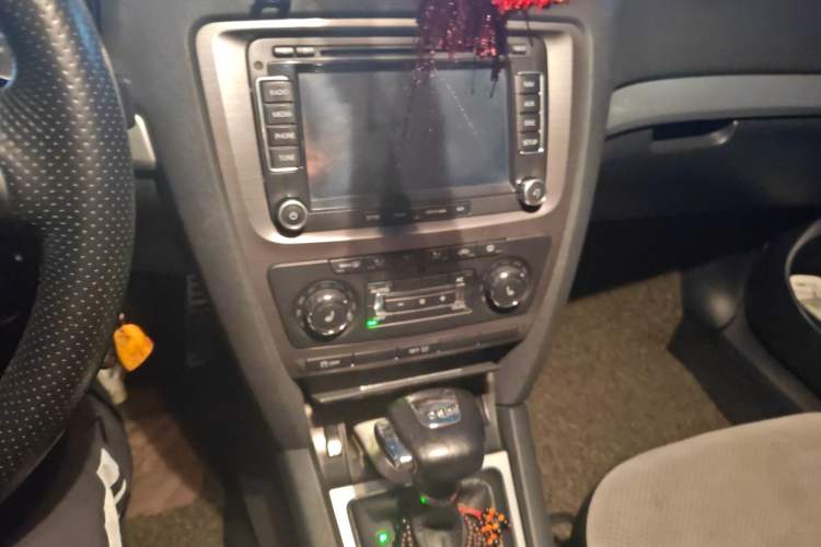 Used Skoda Octavia 2010 2.0 TSI RS Audio And AC Panel