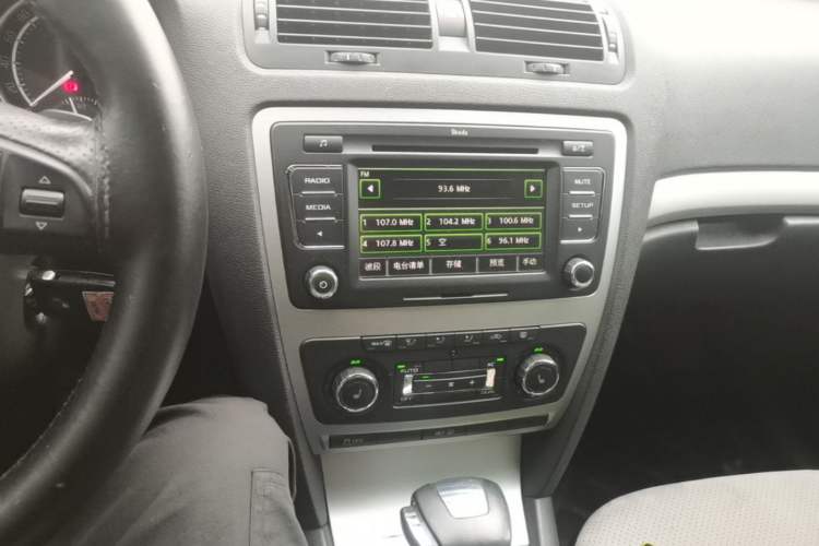 Used Skoda Octavia 2010 2.0 TSI RS Audio And AC Panel