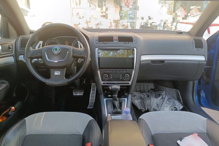 Used Skoda Octavia 2010 2.0 TSI RS Center Console