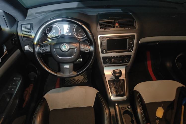 Used Skoda Octavia 2010 2.0 TSI RS Center Console