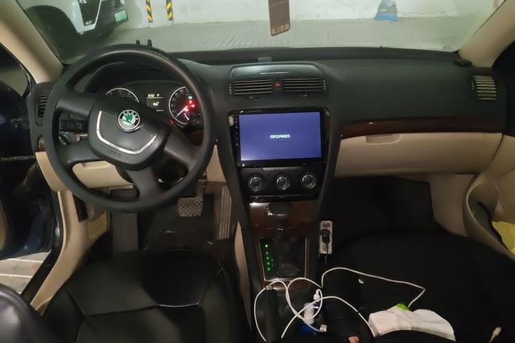 Used Skoda Octavia 2010 1.6L Automatic Yijun Edition Center Console