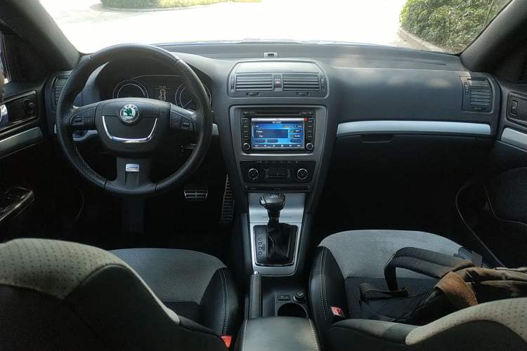 Used Skoda Octavia 2010 2.0 TSI RS Center Console