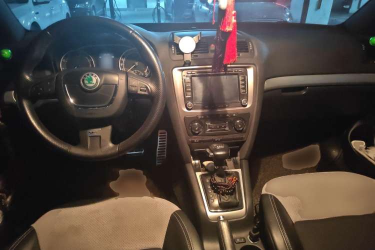 Used Skoda Octavia 2010 2.0 TSI RS Center Console