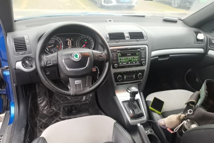 Used Skoda Octavia 2010 2.0 TSI RS Center Console