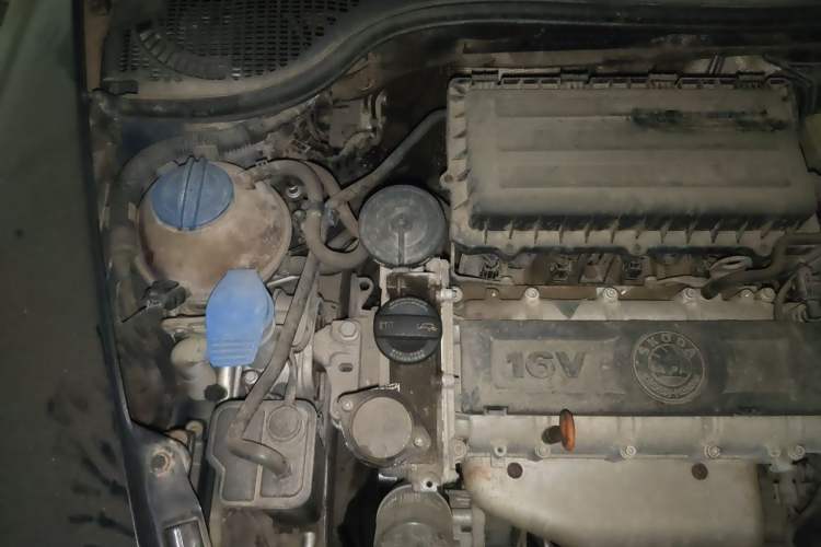 Used Skoda Octavia 2010 1.6L Automatic Yijun Edition Engine Bay Right