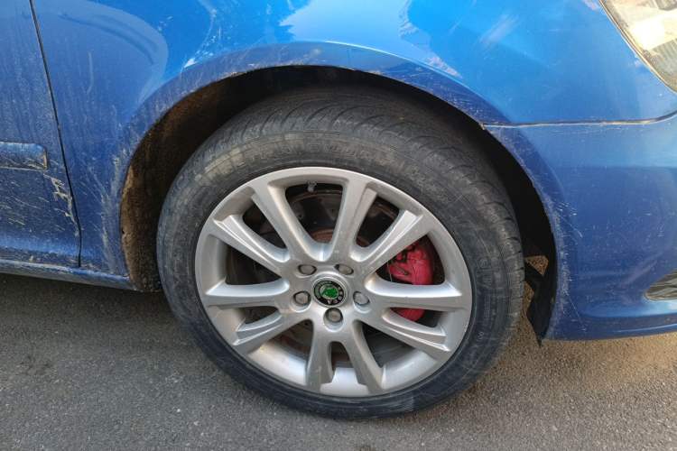 Used Skoda Octavia 2010 2.0 TSI RS Right Front Wheel Hub
