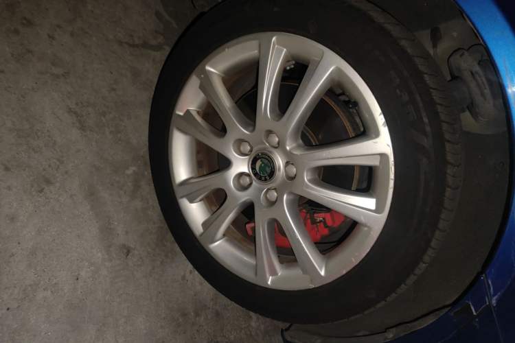 Used Skoda Octavia 2010 2.0 TSI RS Right Front Wheel Hub