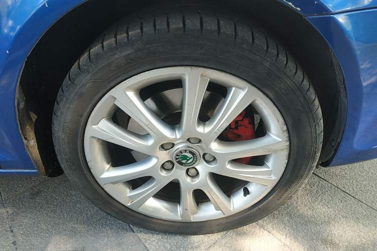 Used Skoda Octavia 2010 2.0 TSI RS Right Front Wheel Hub