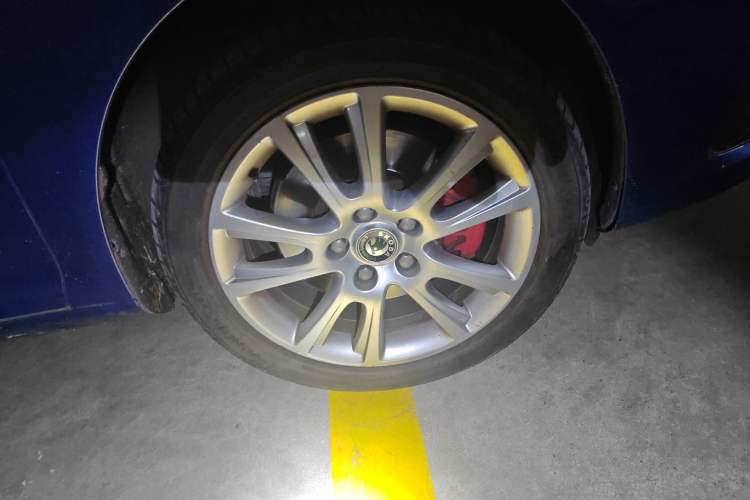 Used Skoda Octavia 2010 2.0 TSI RS Right Front Wheel Hub