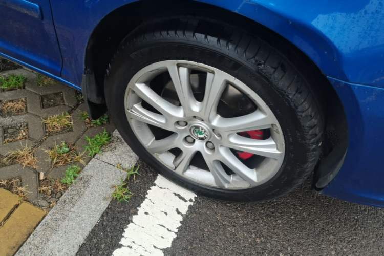 Used Skoda Octavia 2010 2.0 TSI RS Right Front Wheel Hub