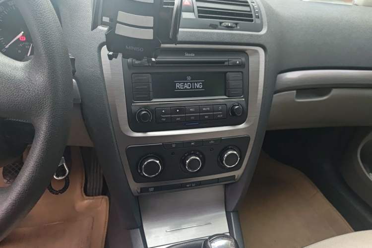 Used Skoda Octavia 2010 1.4 TSI Manual Yijun Edition Audio And AC Panel