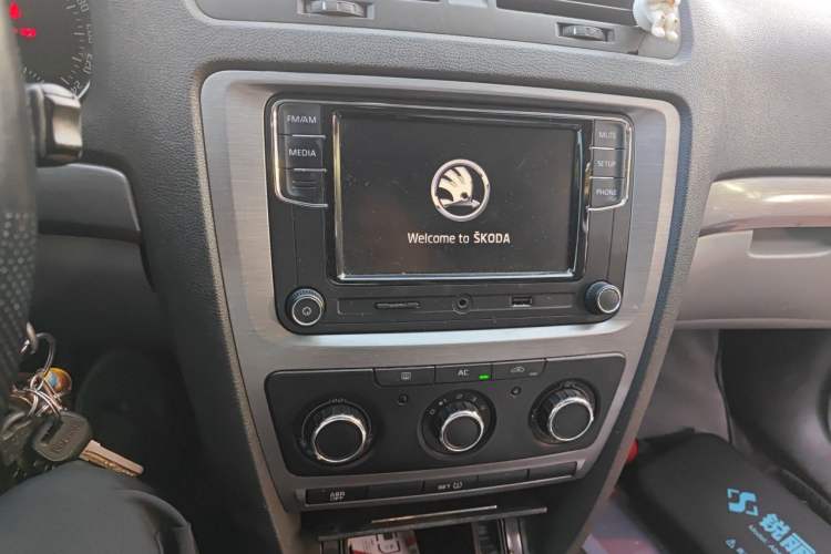 Used Skoda Octavia 2010 1.6L Manual - Yijun Version Audio And AC Panel
