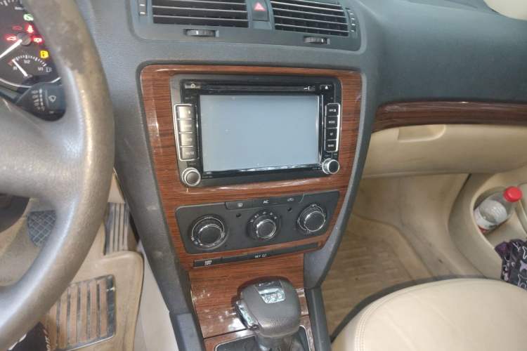 Used Skoda Octavia 2010 1.4TSI DSG Yijun Edition Audio And AC Panel