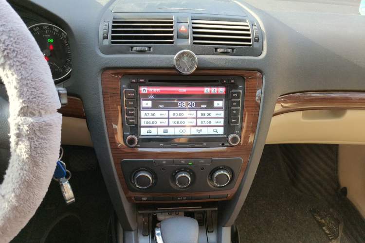 Used Skoda Octavia 2010 1.6L Automatic Yijun Edition Audio And AC Panel