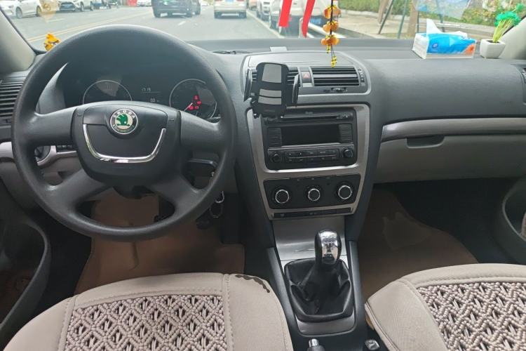Used Skoda Octavia 2010 1.4 TSI Manual Yijun Edition Center Console