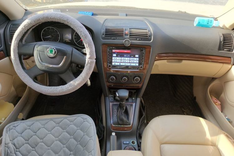 Used Skoda Octavia 2010 1.6L Automatic Yijun Edition Center Console