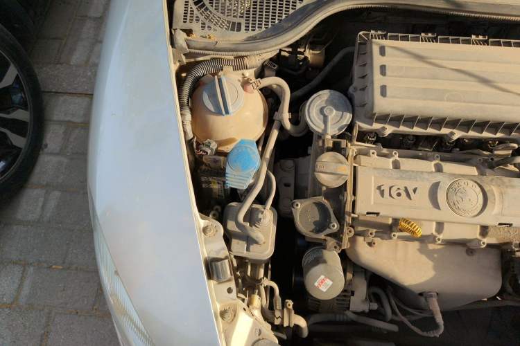 Used Skoda Octavia 2010 1.6L Automatic Yijun Edition Engine Bay Right