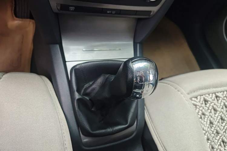 Used Skoda Octavia 2010 1.4 TSI Manual Yijun Edition Gear Lever