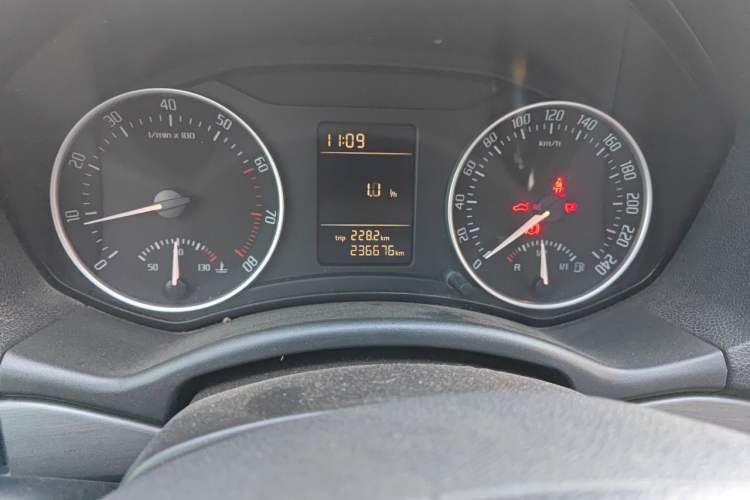 Used Skoda Octavia 2010 1.6L Manual - Yijun Version Odometer Close Up