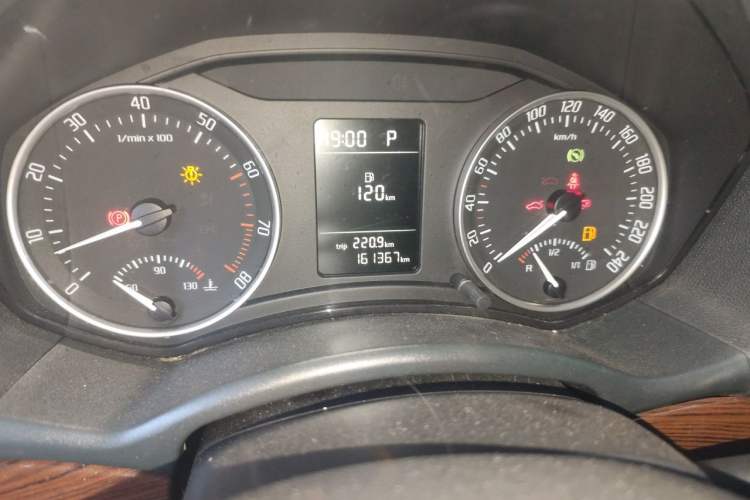 Used Skoda Octavia 2010 1.4TSI DSG Yijun Edition Odometer Close Up