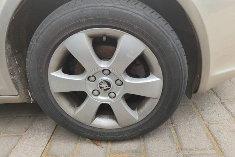 Used Skoda Octavia 2010 1.6L Automatic Yijun Edition Right Front Wheel Hub