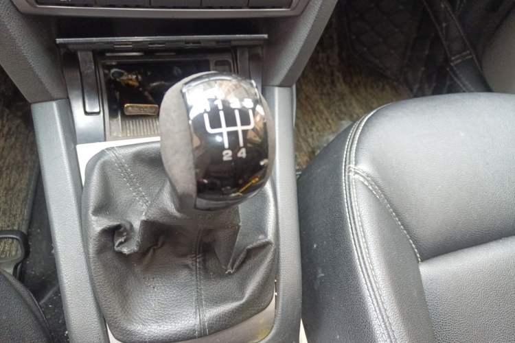 Used Skoda Octavia 2010 1.6L Manual Eado Edition Gear Lever