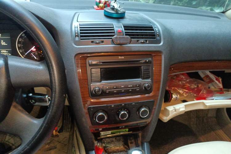Used Skoda Octavia 2010 1.6L Manual - Yijun Version Audio And AC Panel