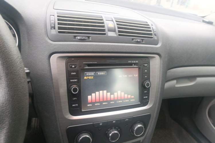 Used Skoda Octavia 2010 1.6L Automatic Yijun Edition Audio And AC Panel