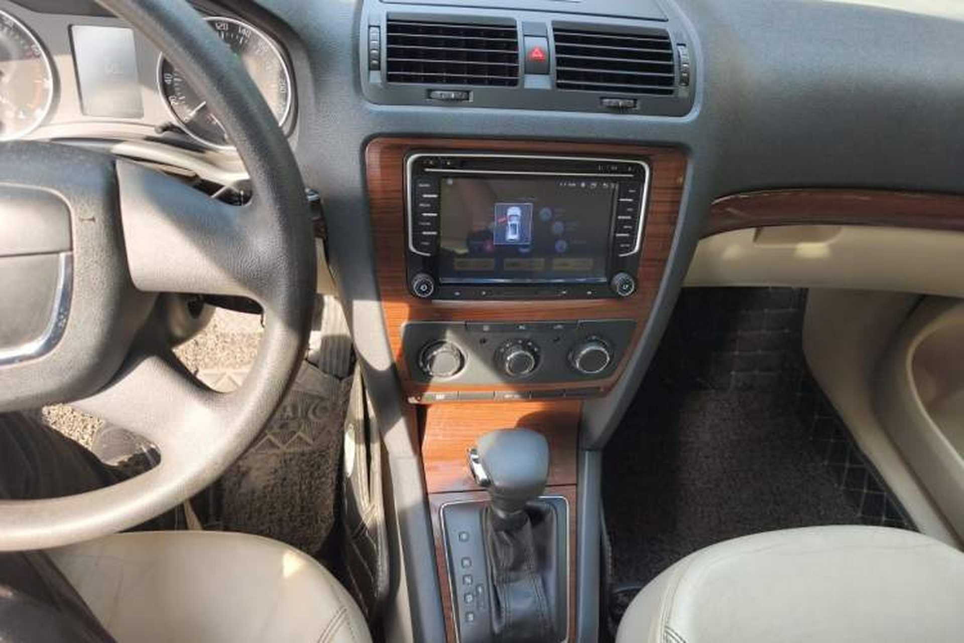 Used Skoda Octavia 2010 1.6L Automatic Yijun Edition Audio And AC Panel