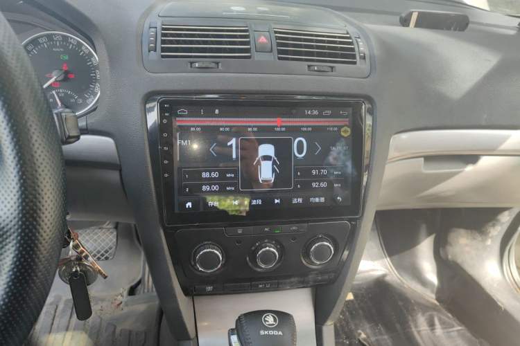 Used Skoda Octavia 2010 1.6L Automatic Yijun Edition Audio And AC Panel