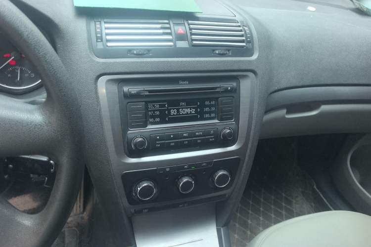 Used Skoda Octavia 2010 1.6L Manual - Yijun Version Audio And AC Panel